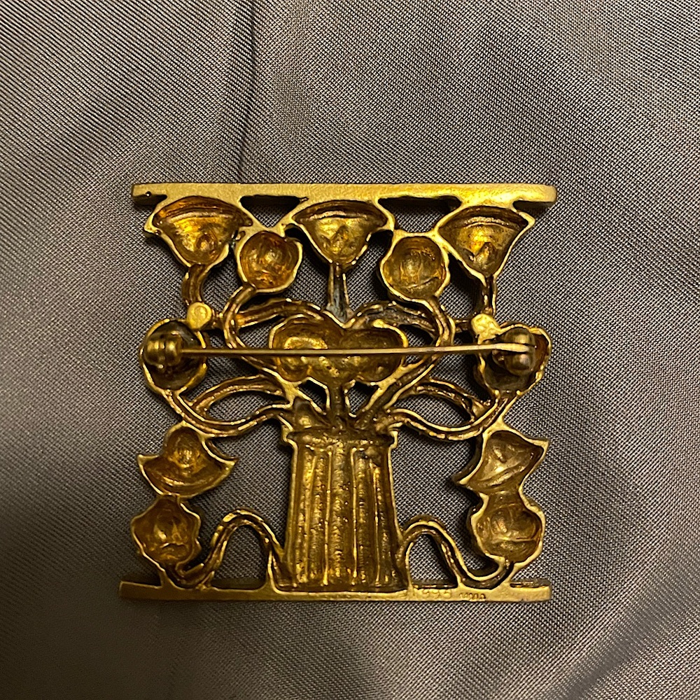 BEAUTIFUL EGYPTIAN REVIVAL MUSEUM OF MODERN ART (MMA 1995) GOLD TONE BROOCH M